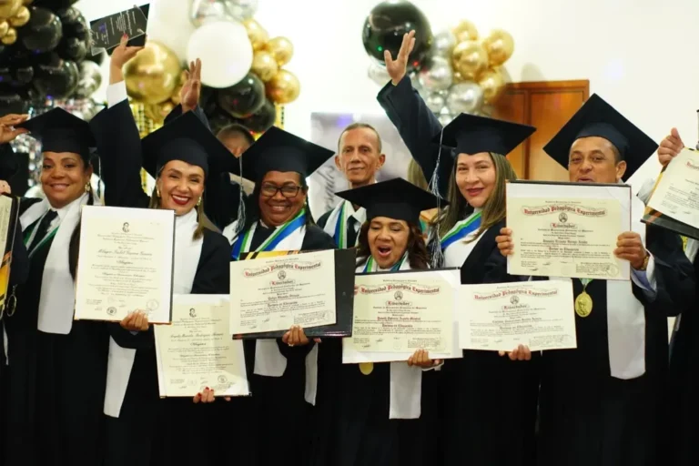 🎓¡Felicitaciones a todos los egresados!🎓 Estamos muy orgullosos de ustedes y muy felices por (1)